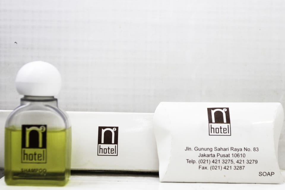 Shower, free toiletries, towels