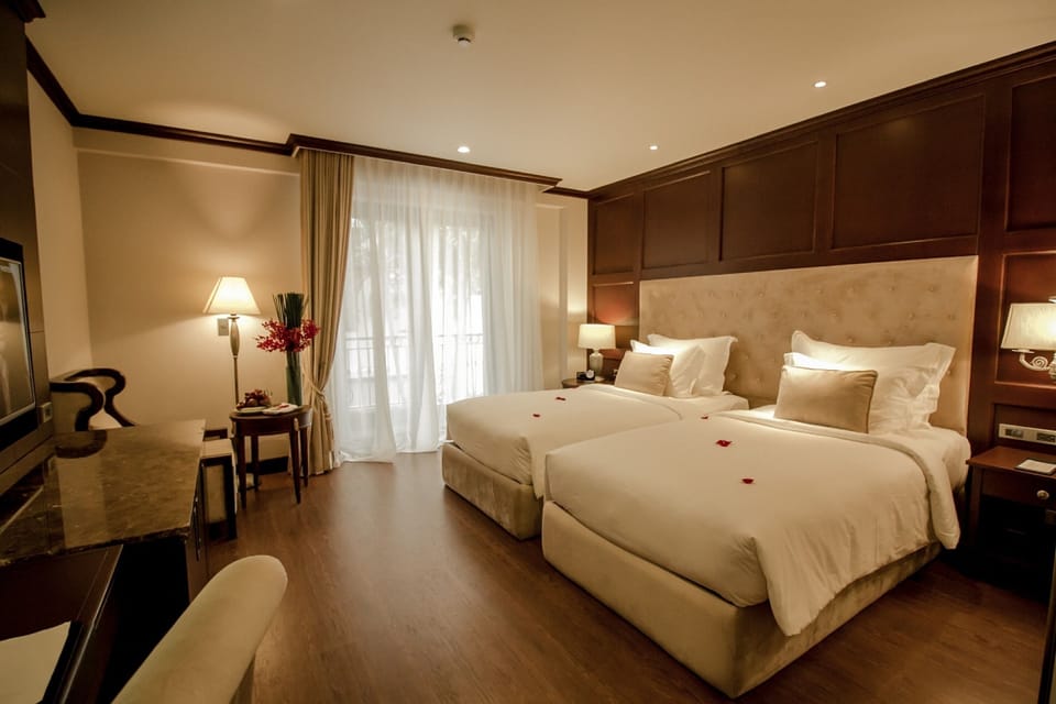 The Rhett room | Minibar, in-room safe, desk, blackout drapes