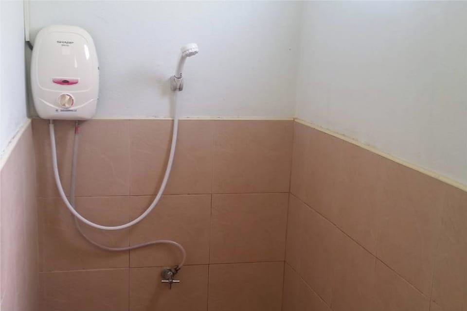 Shower, rainfall showerhead, free toiletries, bidet
