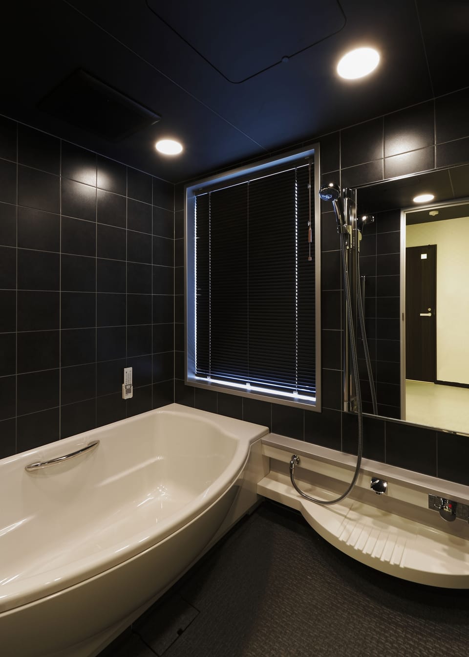 Executive Room, Executive Level | Bathroom | Combined shower/tub, deep soaking tub, free toiletries, hair dryer