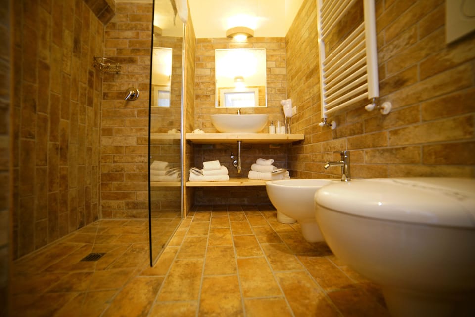 Quadruple Room (A Patrunel) | Bathroom | Shower, rainfall showerhead, free toiletries, hair dryer