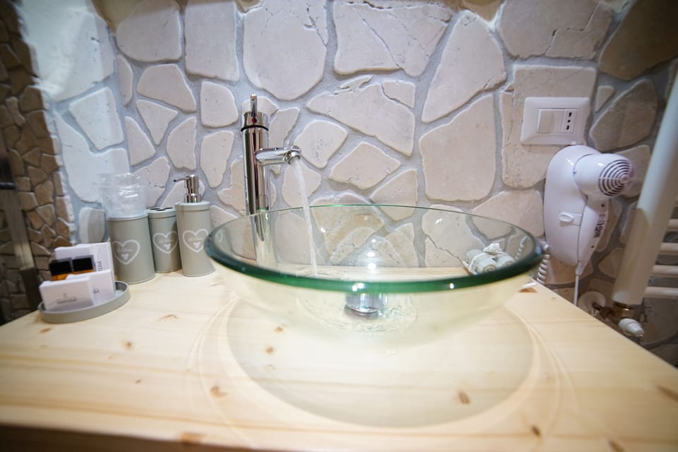 Double Room (U Cammarin) | Bathroom sink