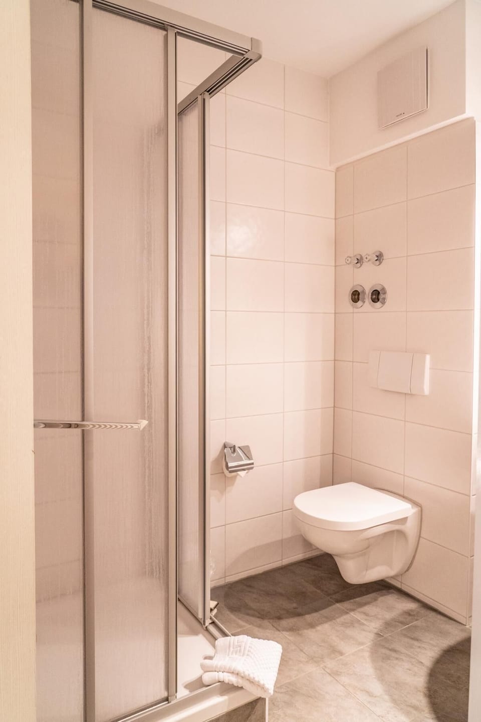 Shower, free toiletries, hair dryer, towels