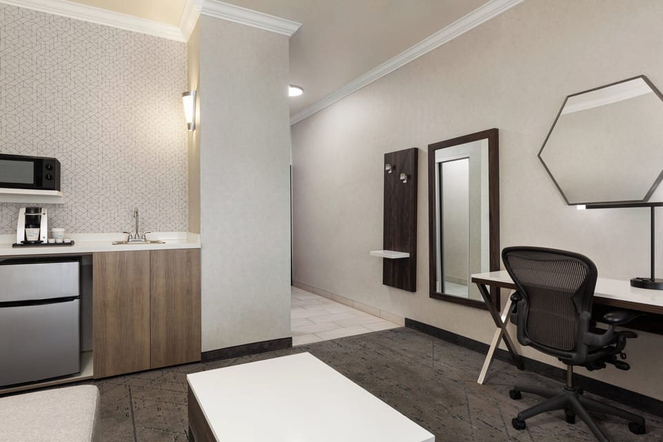 Suite, 1 King Bed | Room amenity