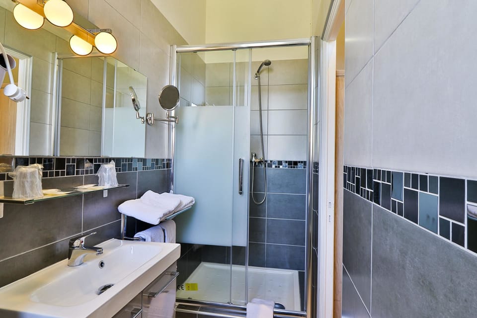 Comfort Double Room | Bathroom | Free toiletries, hair dryer, towels
