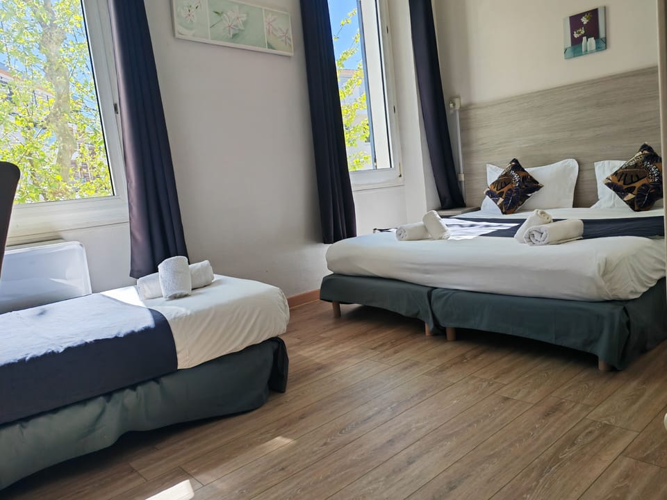 Classic Triple Room | In-room safe, desk, cribs (surcharge), WiFi (free)