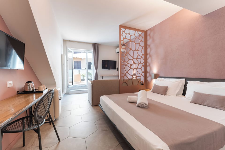 Design Suite, 1 Bedroom, Terrace, Garden Area | Down comforters, minibar, in-room safe, desk