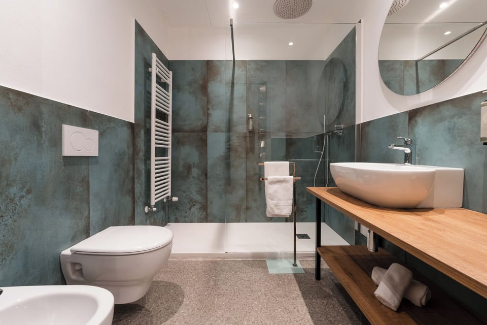 Family Suite | Bathroom | Shower, eco-friendly toiletries, hair dryer, bidet