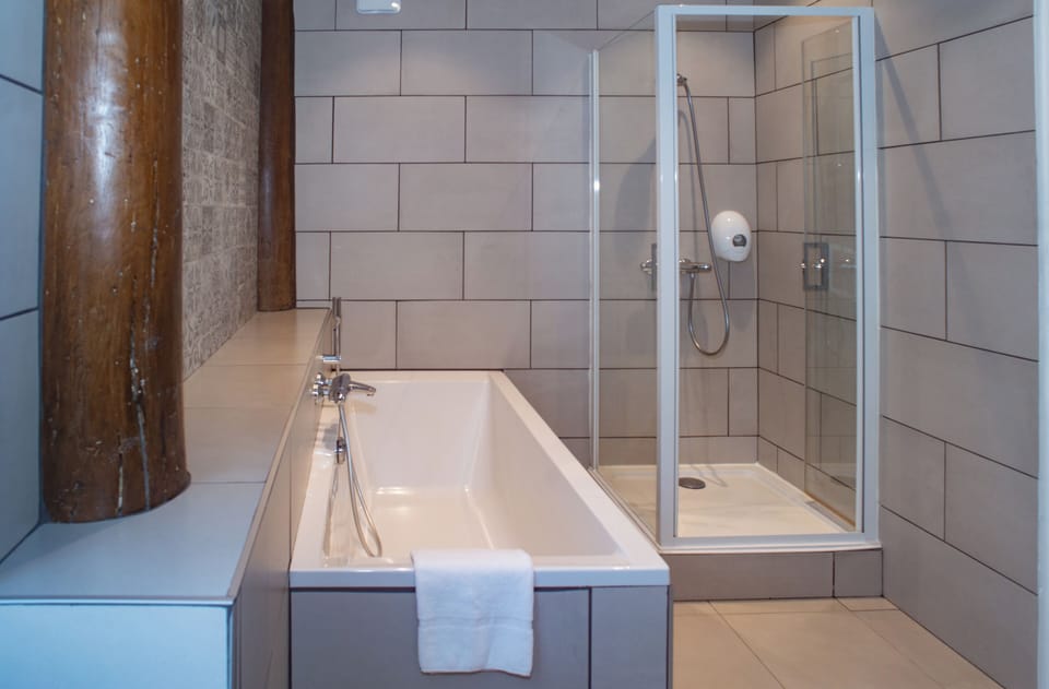 Superior triple room with castle view | Bathroom | Free toiletries, hair dryer, towels, soap