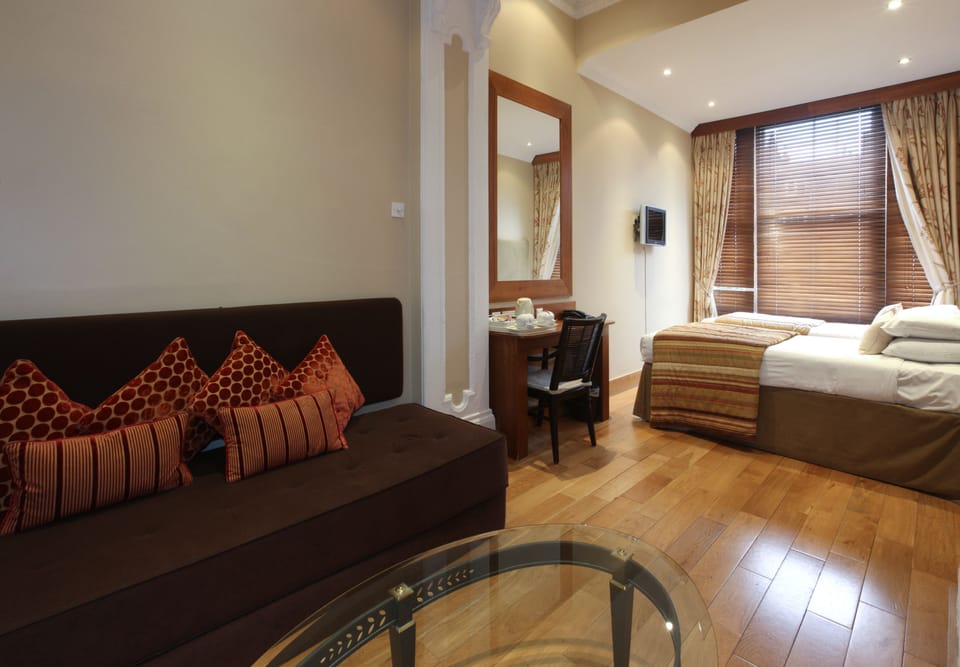 Standard Quadruple Room | Bathroom | Free toiletries, hair dryer, towels, soap