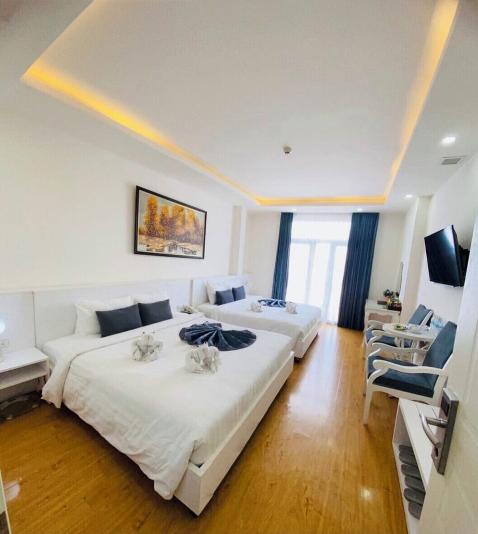 Family Studio Suite, 2 Queen Beds | Hypo-allergenic bedding, minibar, in-room safe, individually decorated