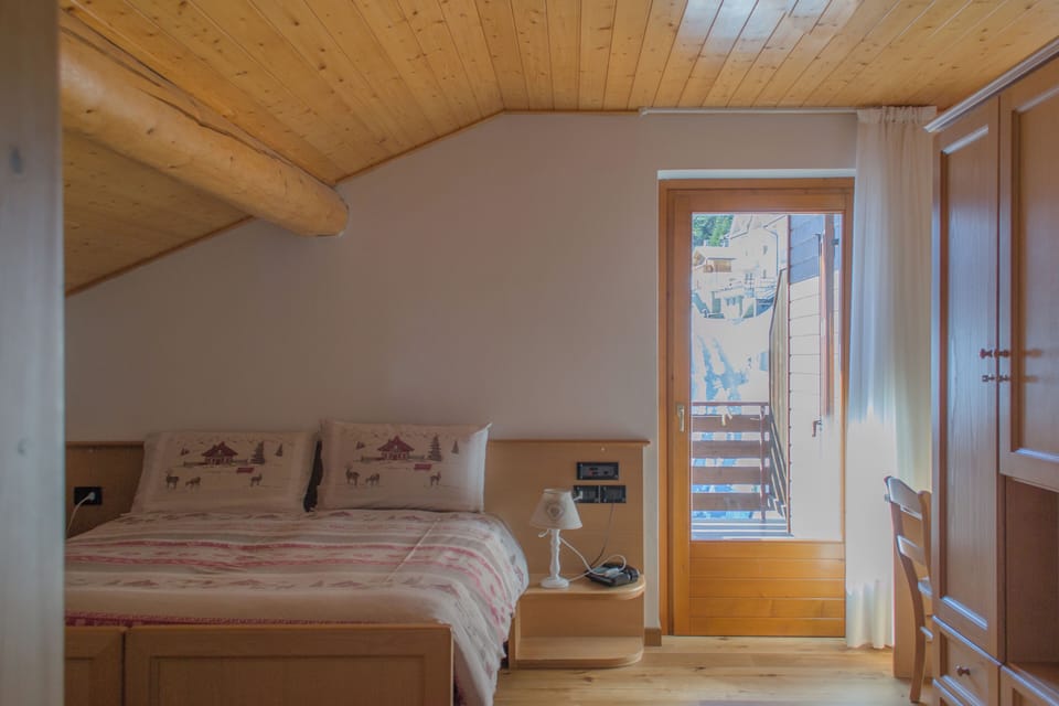 Premium bedding, desk, laptop workspace, soundproofing