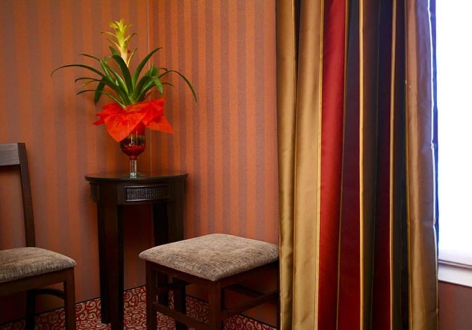 Premium bedding, in-room safe, desk, blackout drapes
