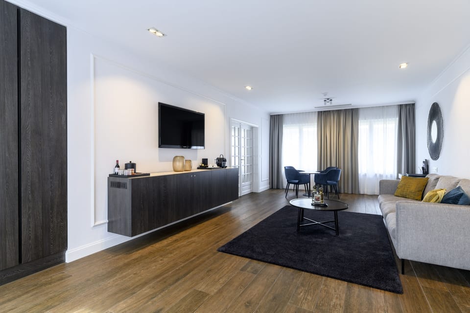 Penthouse Suite | Living area | 40-inch LCD TV with satellite channels, TV