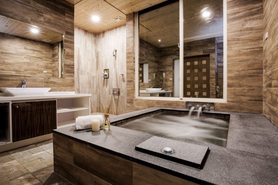 Deluxe Suite (Check-in available after 8PM for Sat. & Public Holidays) | Bathroom | Separate tub and shower, jetted tub, free toiletries, hair dryer
