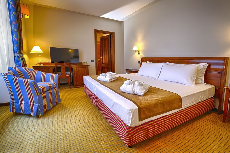 Junior Suite | Down comforters, pillowtop beds, minibar, in-room safe