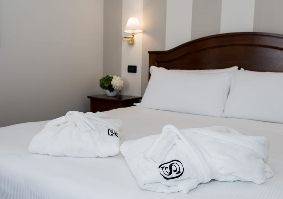 Suite | Down comforters, pillowtop beds, minibar, in-room safe