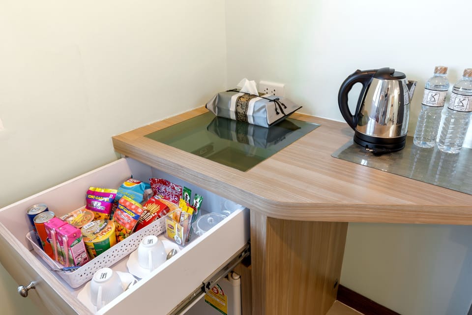 Suite Room with Bathtub | Mini-refrigerator