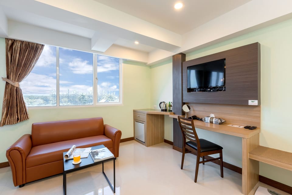 Suite Room with Bathtub | Desk, laptop workspace, blackout drapes, free WiFi