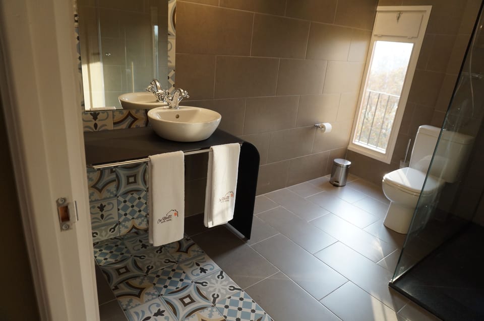 Deluxe Double or Twin Room, Mountain View | Bathroom | Shower, free toiletries, hair dryer, towels