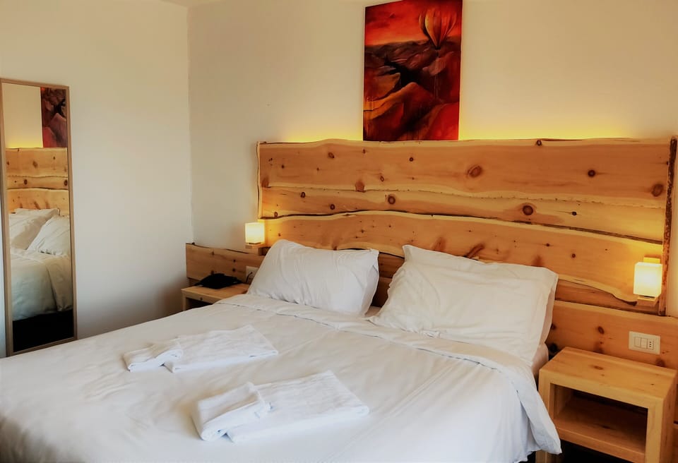 Standard Double Room, 1 King Bed, Non Smoking, Valley View | In-room safe, desk, laptop workspace, WiFi (free)
