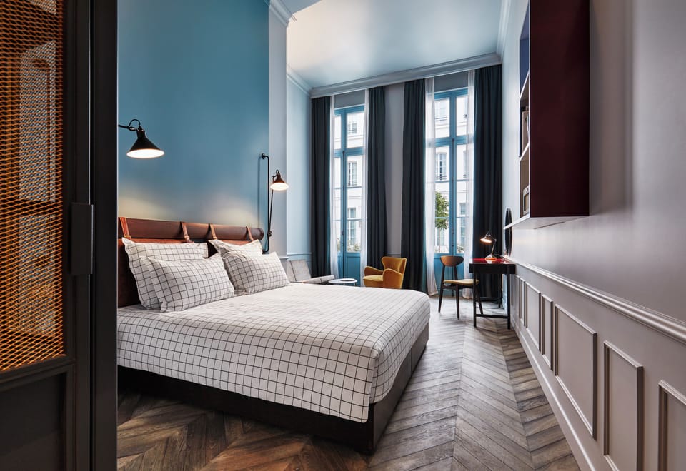 Egyptian cotton sheets, premium bedding, in-room safe, desk