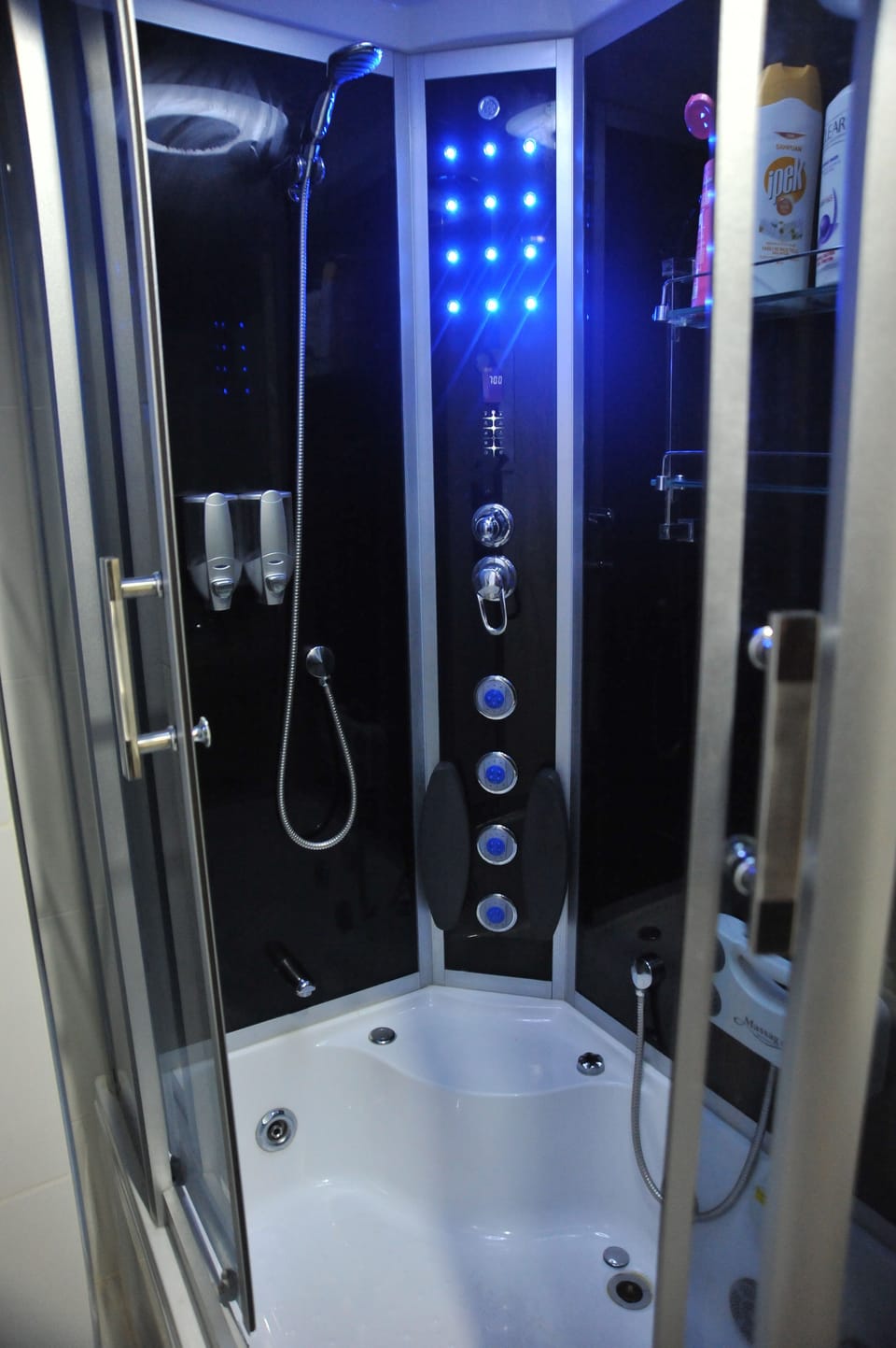 Quadruple Room | Bathroom | Free toiletries, hair dryer, slippers, towels