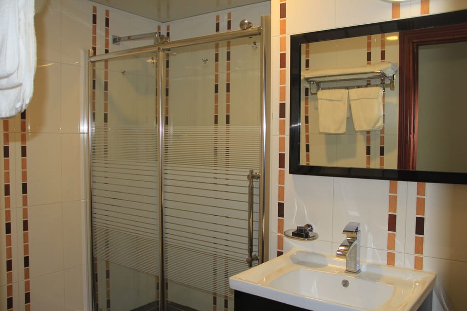 Comfort Double or Twin Room, City View | Bathroom | Shower, free toiletries, hair dryer, slippers