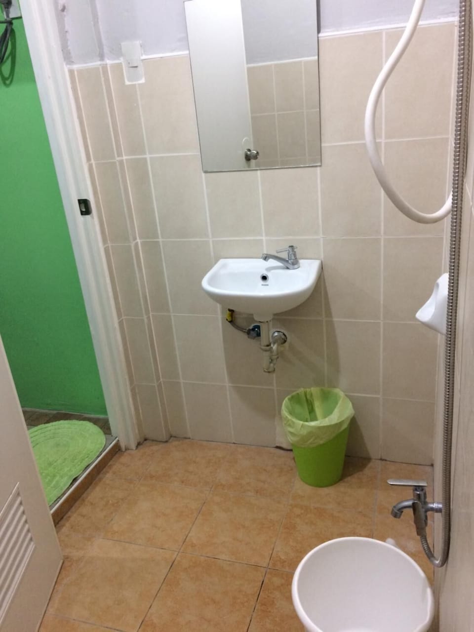 Shower, free toiletries, towels