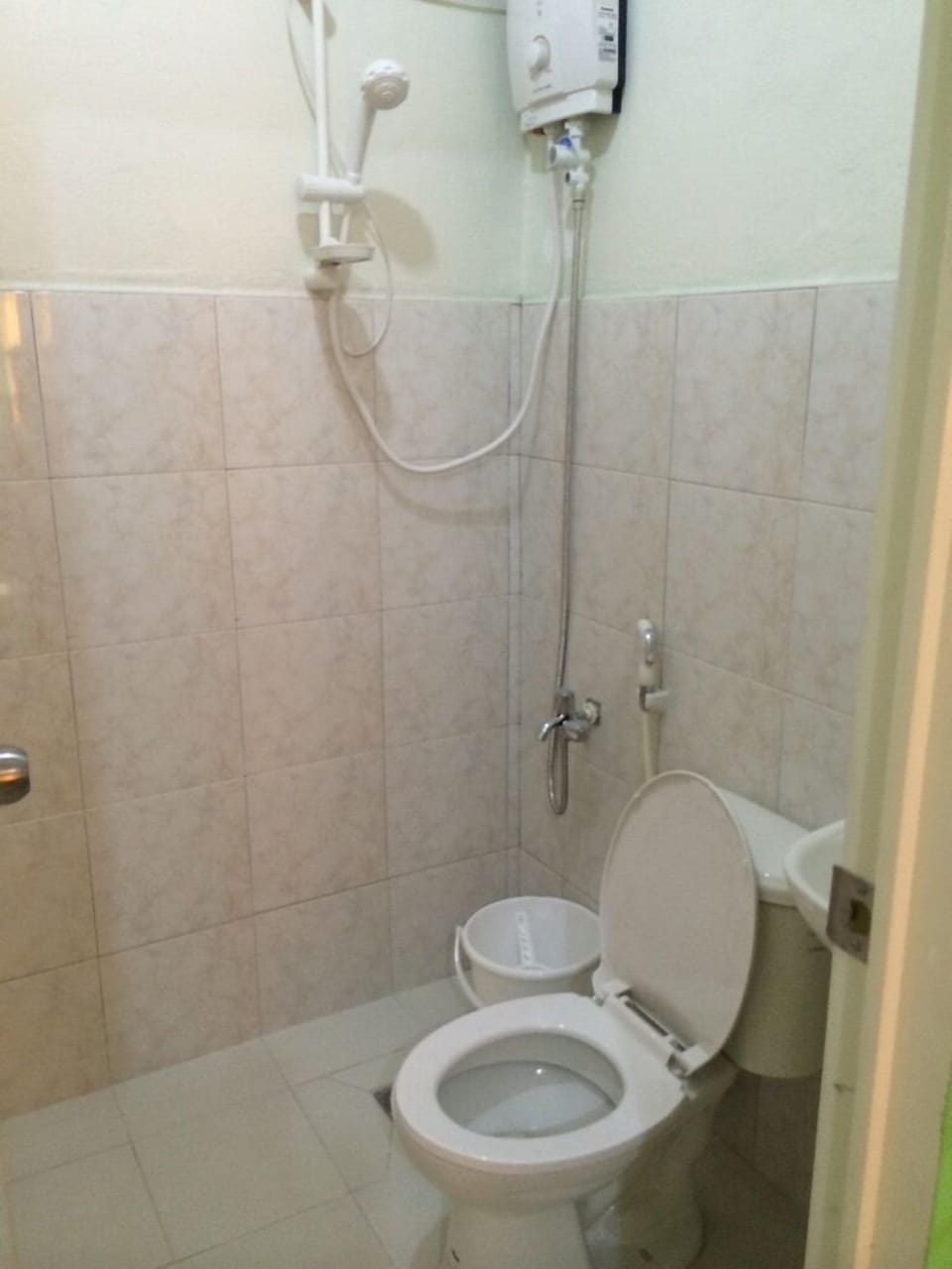 Shower, free toiletries, towels