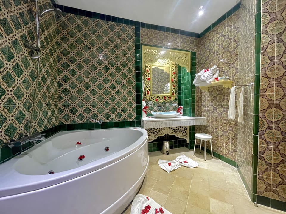 Royal Suite | Bathroom | Free toiletries, hair dryer, slippers, bidet