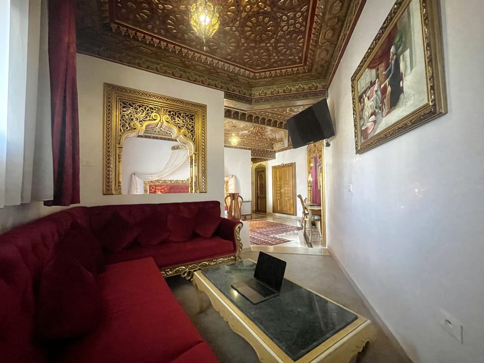 Royal Suite | Living area | 32-inch flat-screen TV with satellite channels, TV