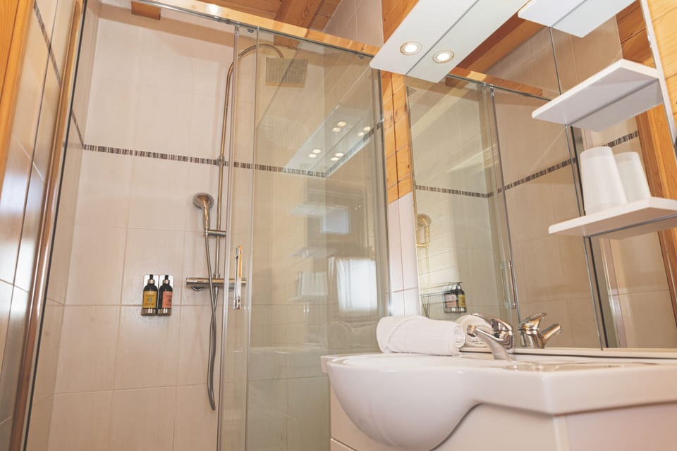 Superior Suite, Accessible, Ensuite | Bathroom | Shower, free toiletries, hair dryer, towels