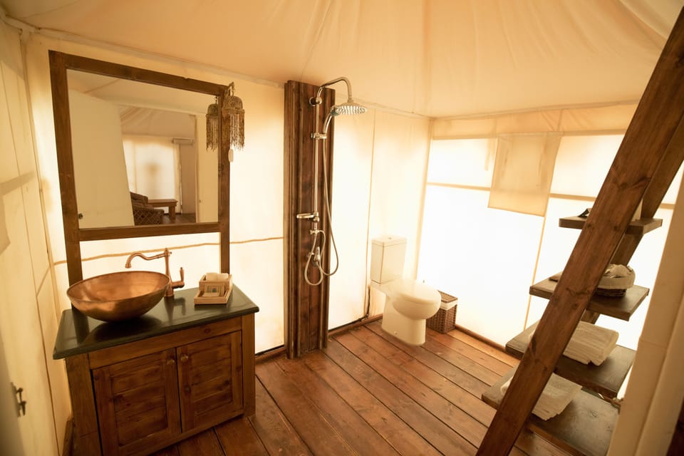 Shower, free toiletries, towels