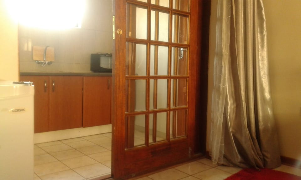 Room, Kitchenette | Private kitchenette | Fridge, coffee/tea maker