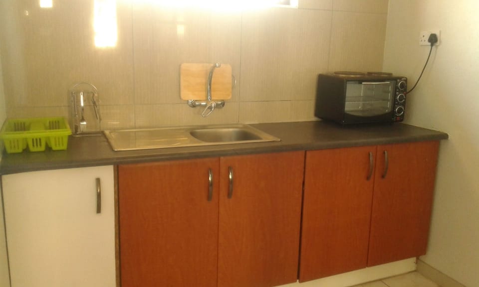 Room, Kitchenette | Private kitchenette | Fridge, coffee/tea maker