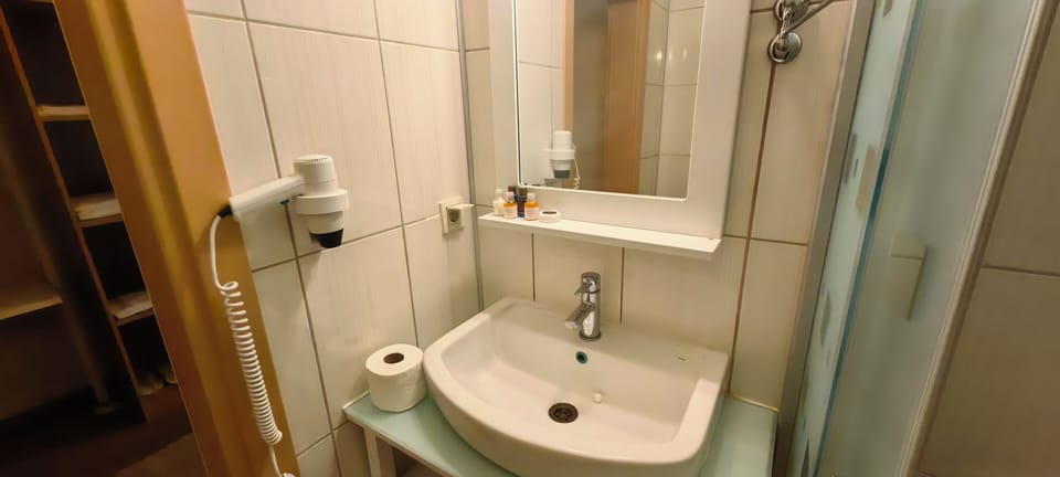 Standard Triple Room | In-room safe, desk, free WiFi, bed sheets