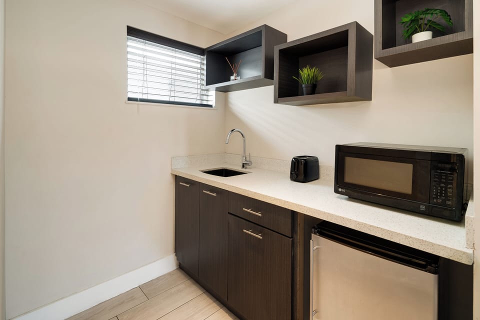 Studio Queen | Private kitchen | Fridge, microwave, toaster, cookware/dishes/utensils