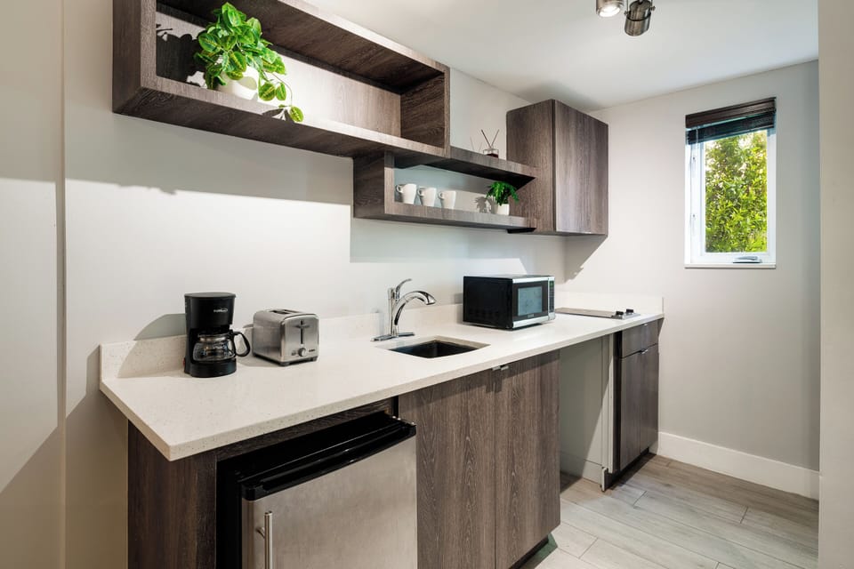Deluxe Studio Double Queen | Private kitchen | Fridge, microwave, toaster, cookware/dishes/utensils