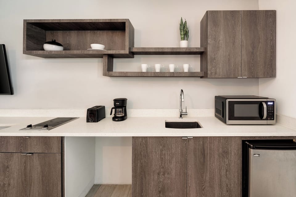 Deluxe One Bedroom Queen Suite | Private kitchen | Fridge, microwave, toaster, cookware/dishes/utensils