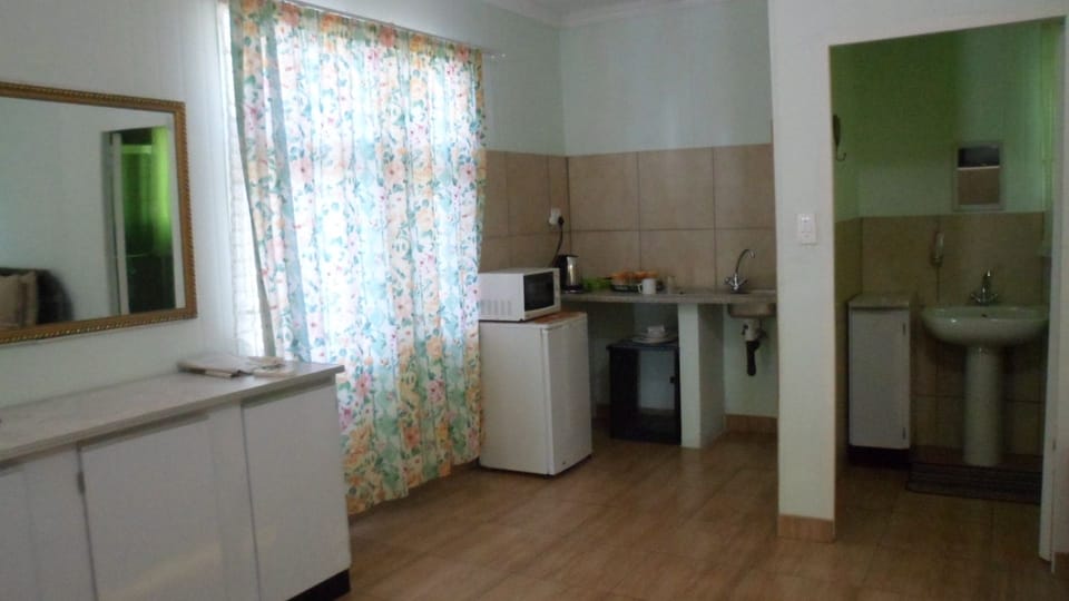 Coffee/tea maker, fridge, microwave, cookware/dishes/utensils