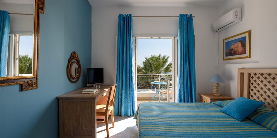 Superior Double Room, Sea View | Premium bedding, in-room safe, desk, laptop workspace
