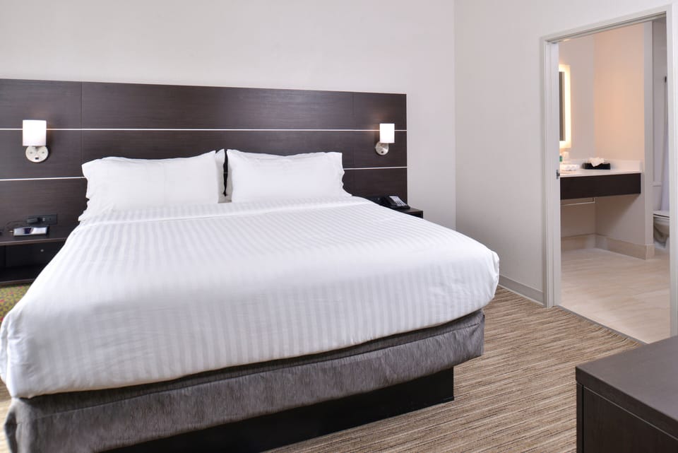 In-room safe, iron/ironing board, WiFi (free), bed sheets