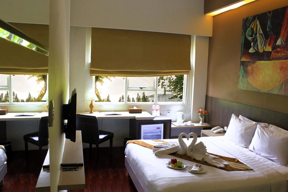 Deluxe Room, 1 King Bed | Minibar, in-room safe, desk, rollaway beds