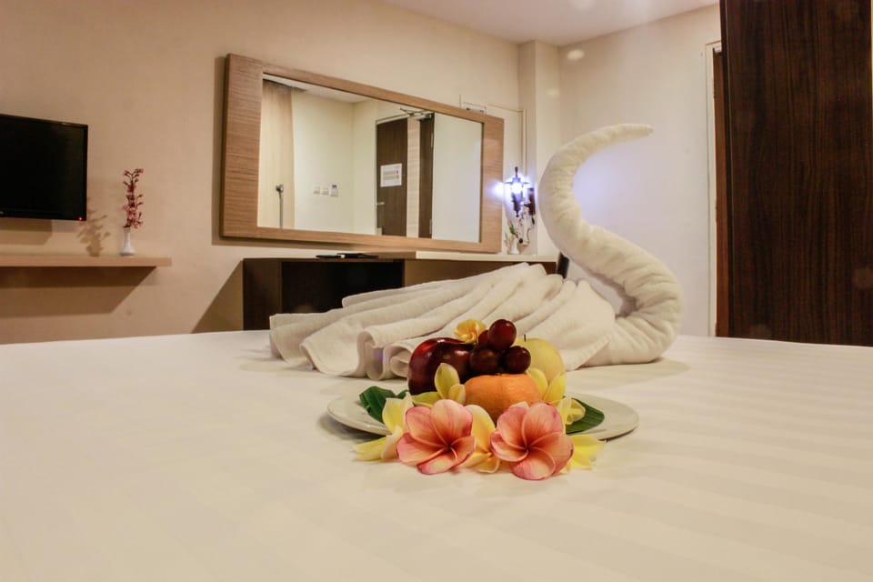 Executive Room, 1 King Bed | Minibar, in-room safe, desk, rollaway beds