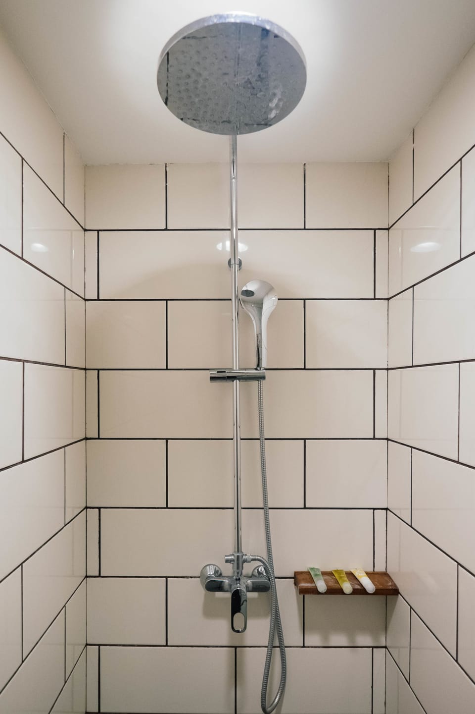Shower, rainfall showerhead, free toiletries, slippers