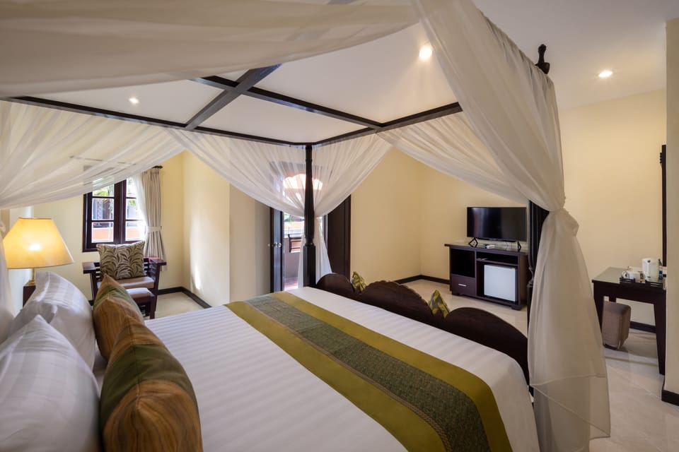 Deluxe Double or Twin Room | Minibar, in-room safe, desk, free WiFi