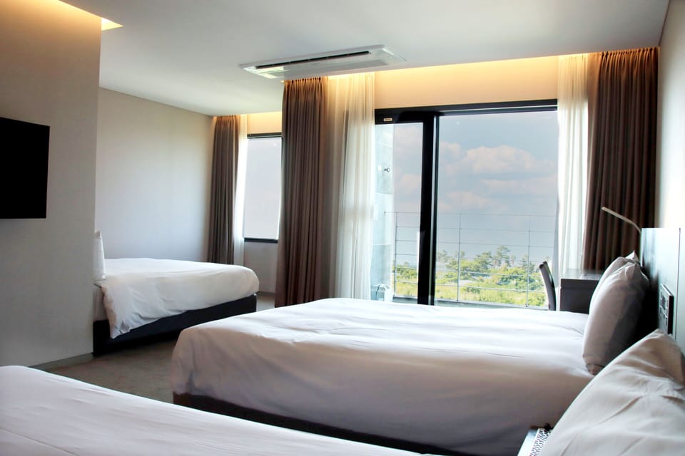 Executive Family Room | Desk, blackout drapes, free WiFi, bed sheets
