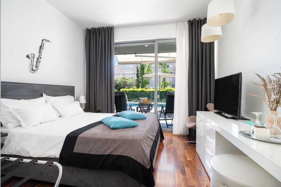 Comfort Double Room, 1 Queen Bed, Accessible, Pool Access | Premium bedding, minibar, in-room safe, desk