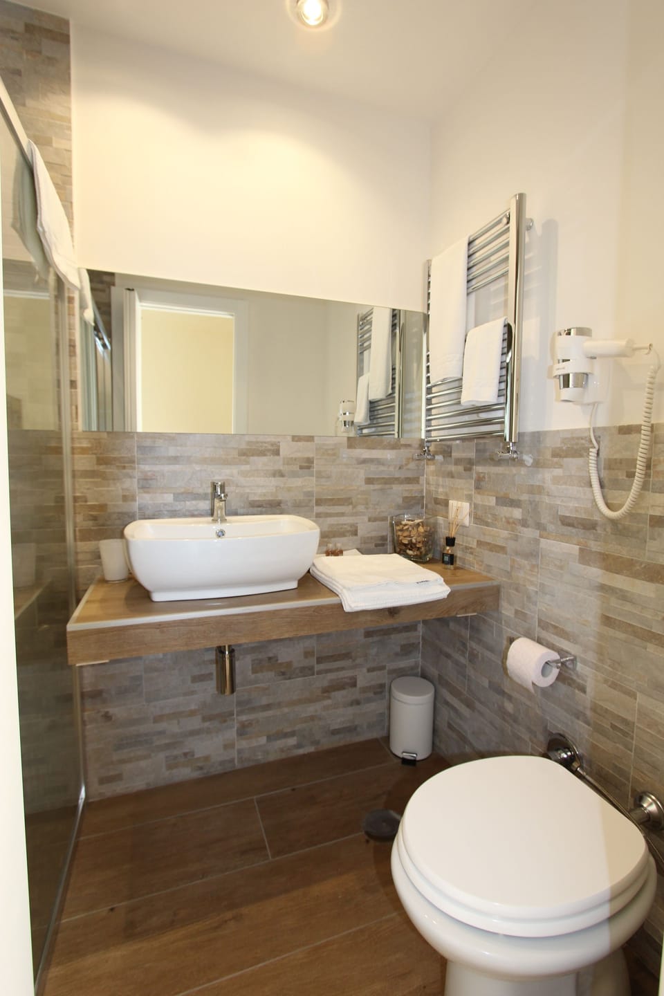 Shower, free toiletries, hair dryer, bidet